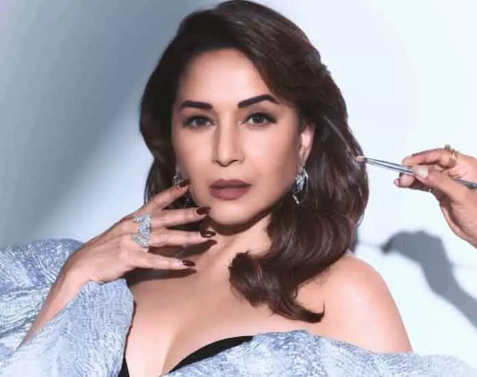 Madhuri Dixit ब्लैक गाउन में दिखीं ग्रेसफुल और स्टाइलिश Madhuri Dixit ब्लैक गाउन में दिखीं ग्रेसफुल और स्टाइलिश