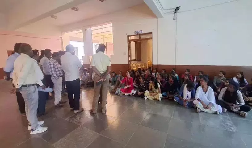 महात्मा गांधी यूनिवर्सिटी के B.Tech स्टूडेंट्स ने ज़्यादा फ़ीस को लेकर प्रोटेस्ट किया महात्मा गांधी यूनिवर्सिटी के B.Tech स्टूडेंट्स ने ज़्यादा फ़ीस को लेकर प्रोटेस्ट किया