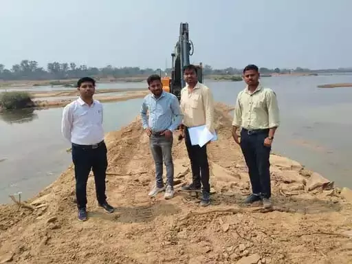 अवैध रेत उत्खनन पर बड़ी कार्रवाई, 1 चैन माउंटेन और 2 ट्रैक्टर जब्त अवैध रेत उत्खनन पर बड़ी कार्रवाई, 1 चैन माउंटेन और 2 ट्रैक्टर जब्त