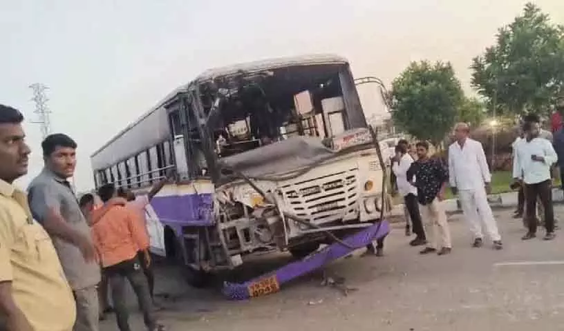सिद्दीपेट में RTC बस-लॉरी टक्कर, 1 की मौत, 3 घायल सिद्दीपेट में RTC बस-लॉरी टक्कर, 1 की मौत, 3 घायल