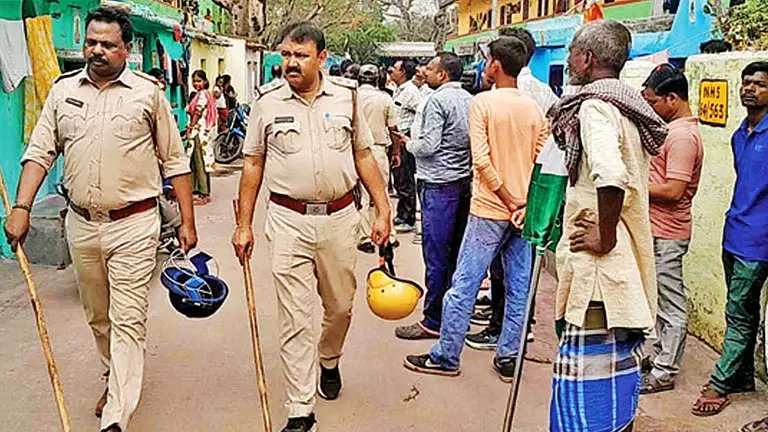 ECL को घरों को खाली कराने में बड़ी रुकावटों का सामना करना पड़ा, जिससे हंगामा मच गया ECL को घरों को खाली कराने में बड़ी रुकावटों का सामना करना पड़ा, जिससे हंगामा मच गया