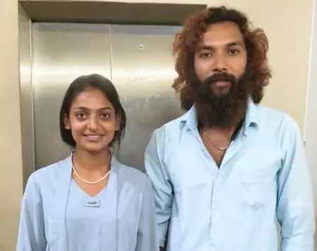 कुंभ ब्यूटी मोनालिसा ने अपने बॉयफ्रेंड फरमान से की शादी, पुलिस से मांगी सुरक्षा कुंभ ब्यूटी मोनालिसा ने अपने बॉयफ्रेंड फरमान से की शादी, पुलिस से मांगी सुरक्षा