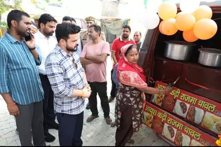 रामपुर में ‘कबाड़ से रोजगार’ मॉडल: बेकार एंबुलेंस बनीं मोबाइल दुकानें रामपुर में ‘कबाड़ से रोजगार’ मॉडल: बेकार एंबुलेंस बनीं मोबाइल दुकानें