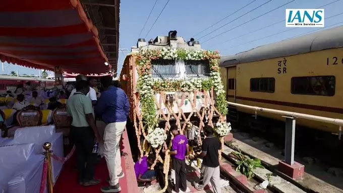 PM नरेंद्र मोदी ने वीडियो कॉन्फ़्रेंसिंग के जरिए रामेश्वरम–मंगलुरु विशेष ट्रेन को दिखाई हरी झंडी PM नरेंद्र मोदी ने वीडियो कॉन्फ़्रेंसिंग के जरिए रामेश्वरम–मंगलुरु विशेष ट्रेन को दिखाई हरी झंडी