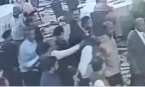 सुरक्षाकर्मी ने फारूक अब्दुल्ला को गोली लगने से ऐसे बचाया, वीडियो आया सामने