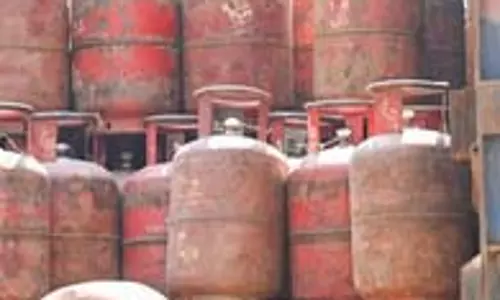 LPG सिलेंडर की आपूर्ति को लेकर केंद्र सरक़ार अलर्ट, मुख्य सचिवों और सभी DGP की हुई बैठक LPG सिलेंडर की आपूर्ति को लेकर केंद्र सरक़ार अलर्ट, मुख्य सचिवों और सभी DGP की हुई बैठक