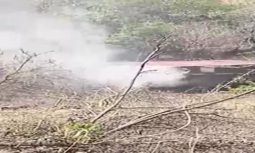 मोड़ के पास ट्रक का ब्रेक हुआ फेल, चालक ने कूदकर बचाई अपनी जान मोड़ के पास ट्रक का ब्रेक हुआ फेल, चालक ने कूदकर बचाई अपनी जान