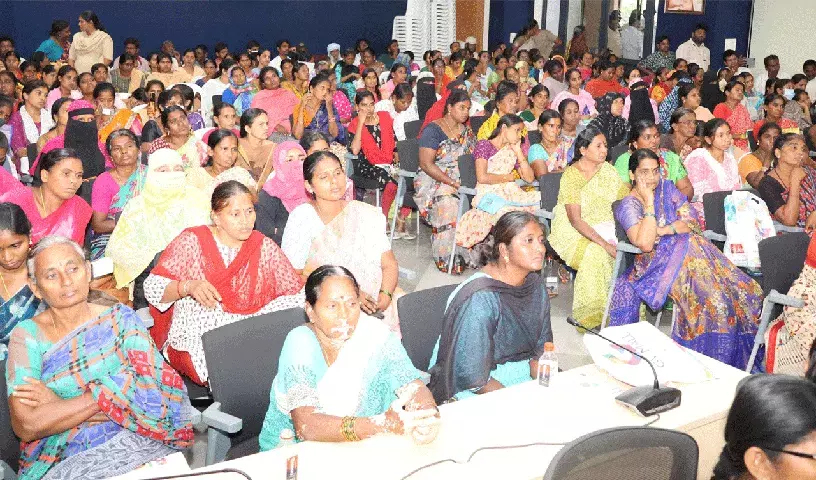 Khammam Minister : वेलुगुमटला के परिवारों को बिचौलियों से अपनी ज़मीन बचाने के लिए निकाला गया