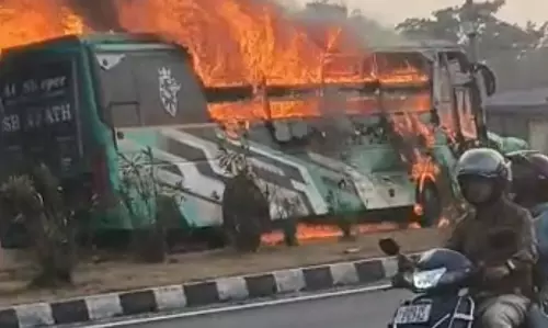 रायपुर आ रहे यात्री बाल-बाल बचे, बस में लगी भीषण आग रायपुर आ रहे यात्री बाल-बाल बचे, बस में लगी भीषण आग
