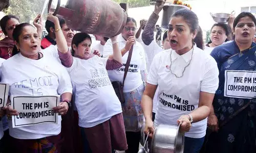 Delhi कांग्रेस ने एलपीजी की कीमतों में बढ़ोतरी को तुरंत वापस लेने की मांग की