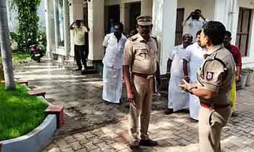 Tamil Nadu : कार्ति चिदंबरम के सांसद कार्यालय पर पेट्रोल बम से हमला Tamil Nadu : कार्ति चिदंबरम के सांसद कार्यालय पर पेट्रोल बम से हमला