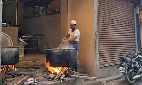 रसोई गैस सिलेंडर की कमी: Restaurants लकड़ी और इलेक्ट्रिक स्टोव पर स्विच कर रहे हैं