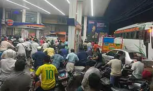 Thanjavur में पेट्रोल और डीजल की कमी: पेट्रोल पंपों पर उमड़ी भीड़ Thanjavur में पेट्रोल और डीजल की कमी: पेट्रोल पंपों पर उमड़ी भीड़