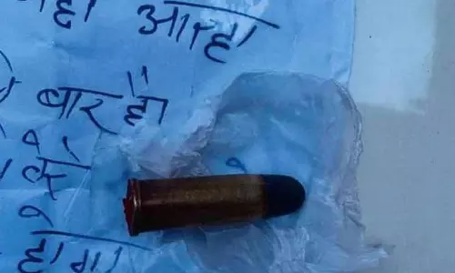 Mumbai : बिल्डर को वर्सोवा साइट पर जान से मारने की धमकी वाला लेटर और कार में गोली मिली Mumbai : बिल्डर को वर्सोवा साइट पर जान से मारने की धमकी वाला लेटर और कार में गोली मिली