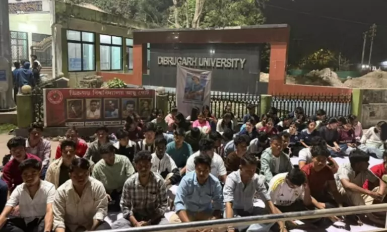 Assam: डिब्रूगढ़ यूनिवर्सिटी के छात्रों ने शिक्षा मंत्री रनोज पेगु के खिलाफ धरना दिया
