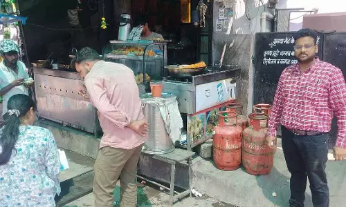 Indore : 35 व्यावसायिक प्रतिष्ठानों से 105 घरेलू एलपीजी सिलेंडर जब्त Indore : 35 व्यावसायिक प्रतिष्ठानों से 105 घरेलू एलपीजी सिलेंडर जब्त