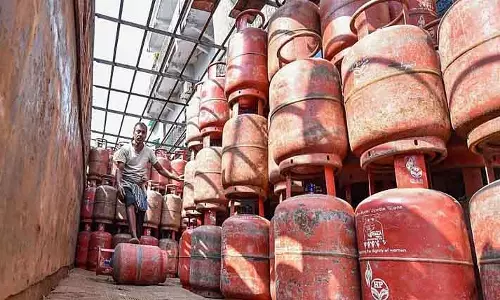 LPG की चिंता से बुकिंग में उछाल; मॉनिटरिंग टीमें तैनात