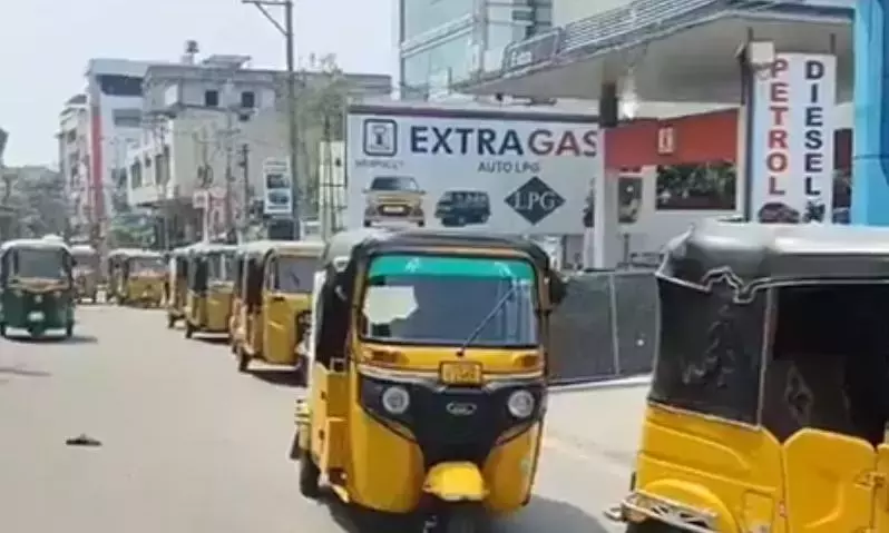 Telangana : गैस भरवाने के लिए ऑटो, कैब की लाइन लगी Telangana : गैस भरवाने के लिए ऑटो, कैब की लाइन लगी