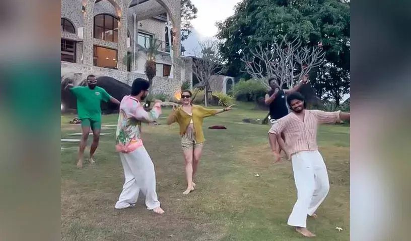 विजय देवरकोंडा और रश्मिका मंदाना ने दोस्तों के साथ डांस किया, वायरल वीडियो विजय देवरकोंडा और रश्मिका मंदाना ने दोस्तों के साथ डांस किया, वायरल वीडियो