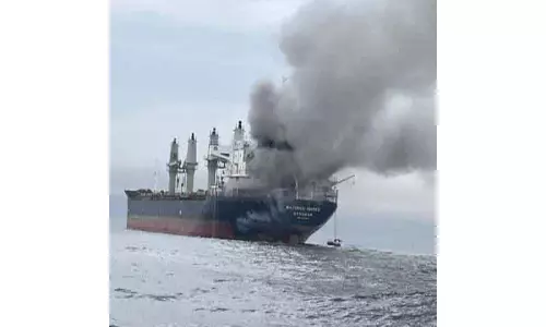 UK Maritime ऑर्गनाइज़ेशन: खाड़ी में 3 मर्चेंट वेसल प्रोजेक्टाइल से टकराए, सावधानी बरतने की सलाह