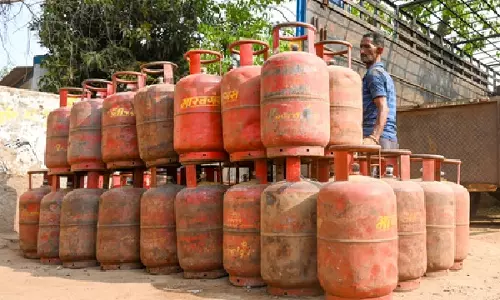 West Asia तनाव के बीच कोलकाता में कमर्शियल LPG की कमी का असर West Asia तनाव के बीच कोलकाता में कमर्शियल LPG की कमी का असर