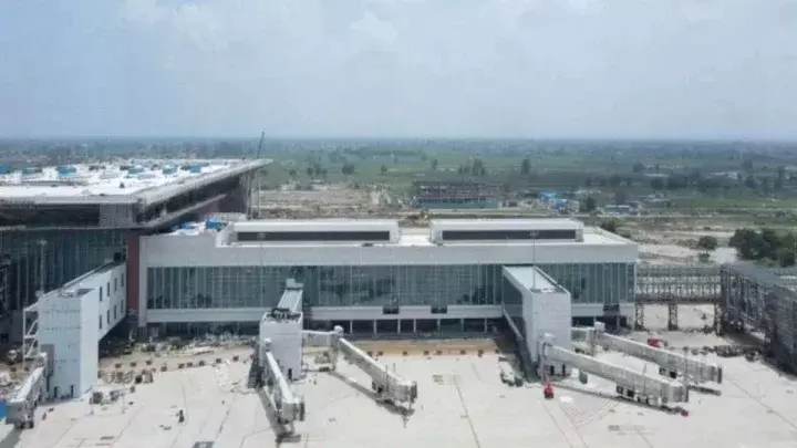 Lucknow: पहले फेज में सीमित क्षमता के साथ शुरू होगा एयरपोर्ट Lucknow: पहले फेज में सीमित क्षमता के साथ शुरू होगा एयरपोर्ट