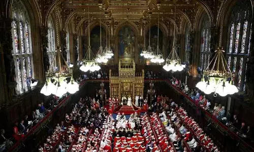 700 साल बाद, Britain ने संसद से खानदानी अमीरों को बाहर किया 700 साल बाद, Britain ने संसद से खानदानी अमीरों को बाहर किया