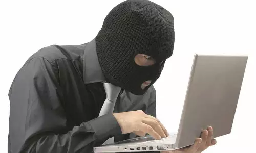हिमाचल में डिजिटल गिरफ्तारी के मामले बढ़े, स्कैमर्स RBI और पुलिस अधिकारी बनकर लोगों को ठग रहे हिमाचल में डिजिटल गिरफ्तारी के मामले बढ़े, स्कैमर्स RBI और पुलिस अधिकारी बनकर लोगों को ठग रहे