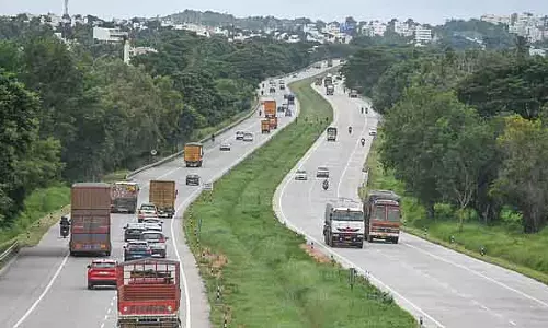 Bengaluru : नाइस रोड पर चलने वाले दोपहिया वाहनों का टोल जल्द ही खत्म कर दिया जाएगा..? Bengaluru : नाइस रोड पर चलने वाले दोपहिया वाहनों का टोल जल्द ही खत्म कर दिया जाएगा..?