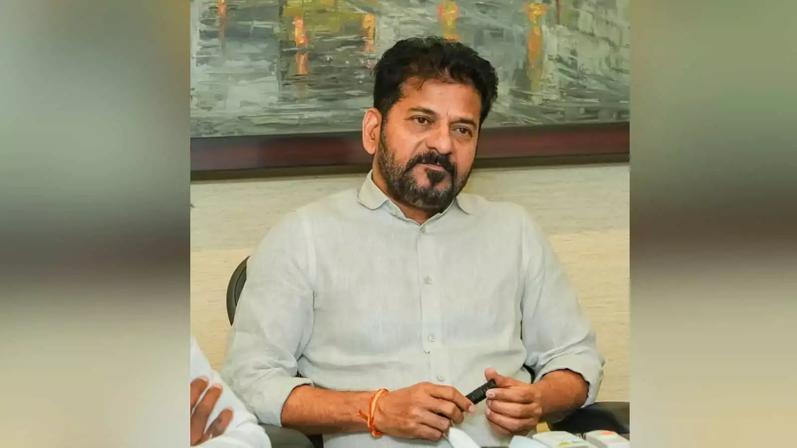तेलंगाना CM ने अधिकारियों को सरकारी विभागों के लिए सिर्फ़ इलेक्ट्रिक गाड़ियां खरीदने का निर्देश दिया तेलंगाना CM ने अधिकारियों को सरकारी विभागों के लिए सिर्फ़ इलेक्ट्रिक गाड़ियां खरीदने का निर्देश दिया