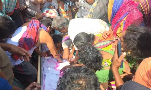 Odisha : मध्य पूर्व संकट के बीच दोहा से ओडिया प्रवासी मज़दूर का शव घर लाया गया Odisha : मध्य पूर्व संकट के बीच दोहा से ओडिया प्रवासी मज़दूर का शव घर लाया गया