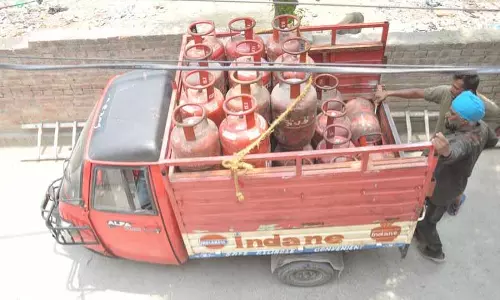 LPG की कमी से क्लाउड किचन बिज़नेस पर असर, ऑपरेटर्स दूसरे ऑप्शन ढूंढ रहे हैं