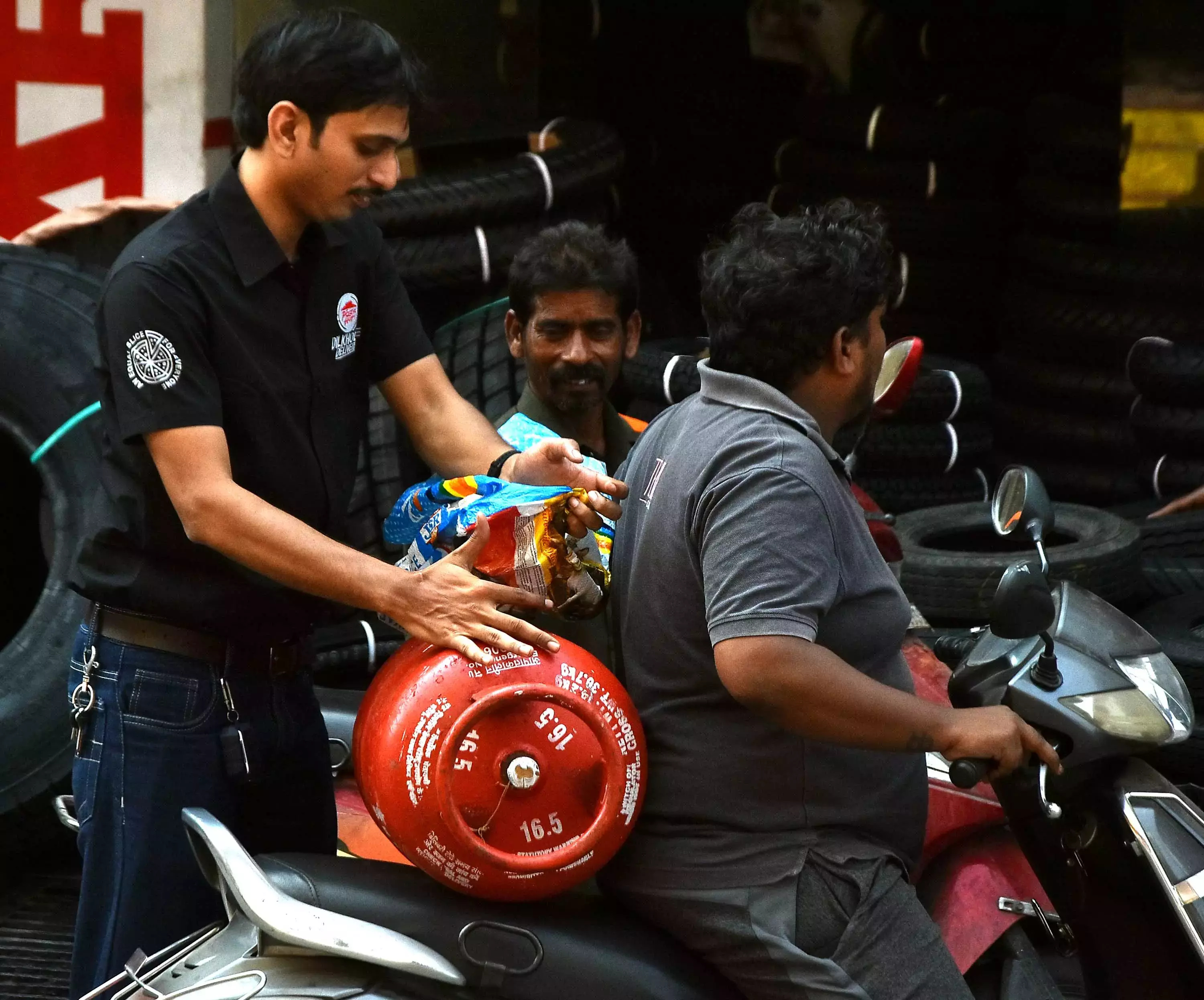 आंध्र प्रदेश में LPG संकट और बिगड़ने लगा है, रिफिल में देरी बढ़ रही है आंध्र प्रदेश में LPG संकट और बिगड़ने लगा है, रिफिल में देरी बढ़ रही है