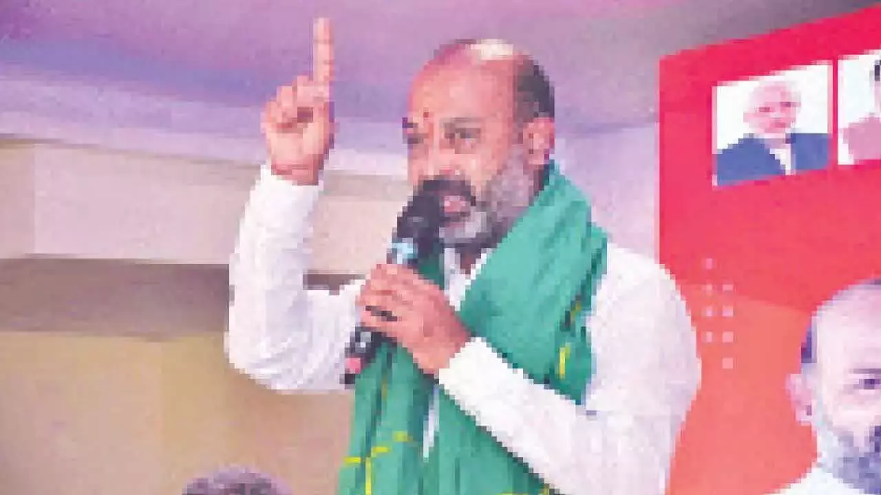 Telangana: बांदी ने स्पीकर के फैसले को लोकतंत्र की हत्या बताया Telangana: बांदी ने स्पीकर के फैसले को लोकतंत्र की हत्या बताया