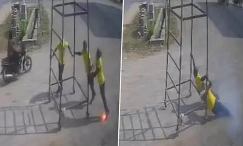 Telangana : लोहे के स्टैंड ले जा रहे लोगों को करंट लगा, दो मजदूरों की मौत Telangana : लोहे के स्टैंड ले जा रहे लोगों को करंट लगा, दो मजदूरों की मौत