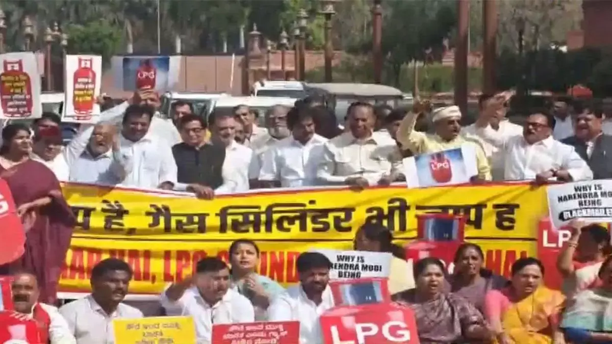 Bhopal: विपक्षी सांसदों का संसद में विरोध जारी, LPG की कमी का आरोप