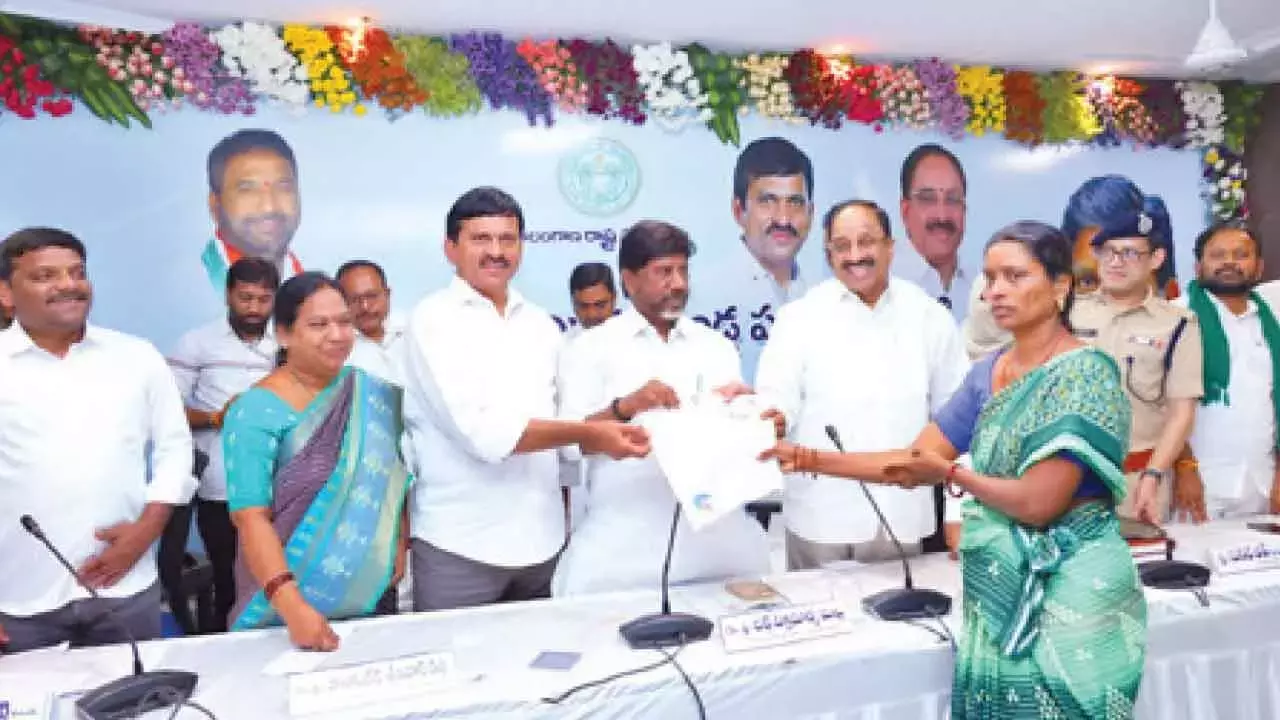 Telangana: वेलुगुमटला भूदान से बेदखल हुए 311 परिवारों को घर की जगह के पट्टे मिले Telangana: वेलुगुमटला भूदान से बेदखल हुए 311 परिवारों को घर की जगह के पट्टे मिले