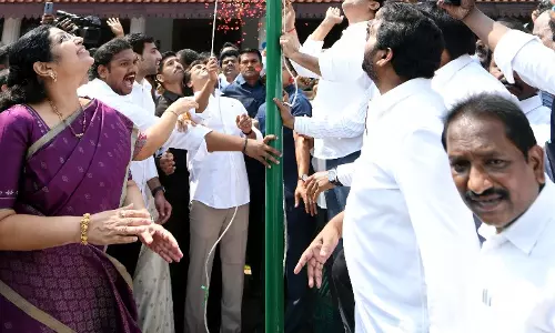 YSR कांग्रेस मूल्य आधारित राजनीति के लिए खड़ी है: जगन ने पार्टी के स्थापना दिवस पर कहा YSR कांग्रेस मूल्य आधारित राजनीति के लिए खड़ी है: जगन ने पार्टी के स्थापना दिवस पर कहा