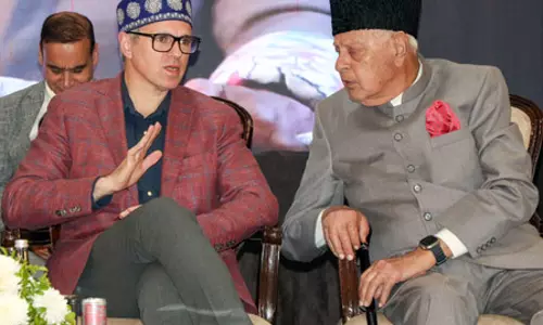 फारूक अब्दुल्ला से मिलने पहुंचे सीएम उमर अब्दुल्ला, महबूबा मुफ्ती ने भी की हमले की निंदा फारूक अब्दुल्ला से मिलने पहुंचे सीएम उमर अब्दुल्ला, महबूबा मुफ्ती ने भी की हमले की निंदा