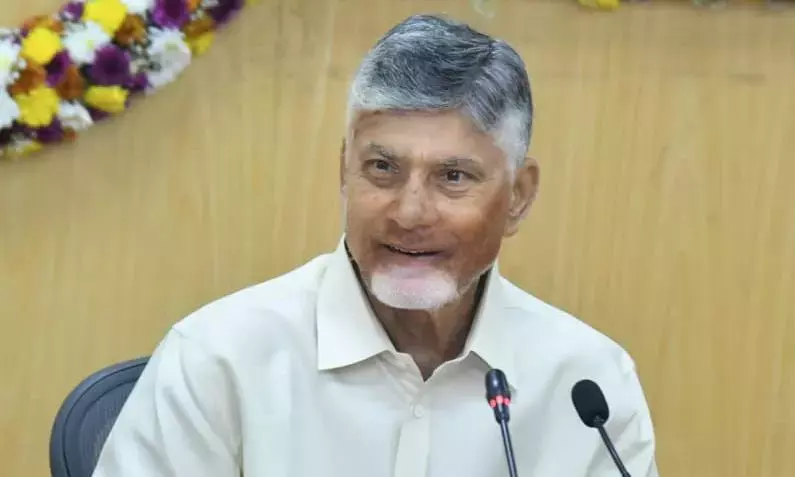 Naidu ने कलेक्टरों से निवेश आकर्षित करने के लिए प्रयास तेज करने को कहा Naidu ने कलेक्टरों से निवेश आकर्षित करने के लिए प्रयास तेज करने को कहा