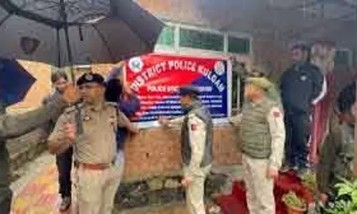 पुलिस ने Kulgam में केमिकल, फर्टिलाइजर की दुकानों और गैरेज का निरीक्षण किया पुलिस ने Kulgam में केमिकल, फर्टिलाइजर की दुकानों और गैरेज का निरीक्षण किया