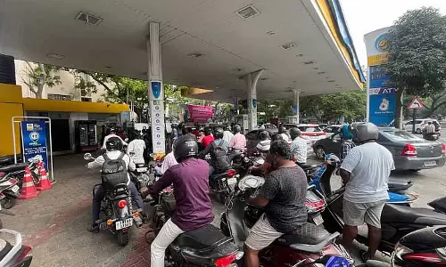 Petrol Pumps पर पेट्रोल की कमी की अफवाहों के बीच घबराई भीड़ उमड़ी Petrol Pumps पर पेट्रोल की कमी की अफवाहों के बीच घबराई भीड़ उमड़ी