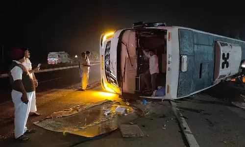 Bengaluru से कारवार जा रही प्राइवेट बस हावेरी में पलटी; कई घायल Bengaluru से कारवार जा रही प्राइवेट बस हावेरी में पलटी; कई घायल
