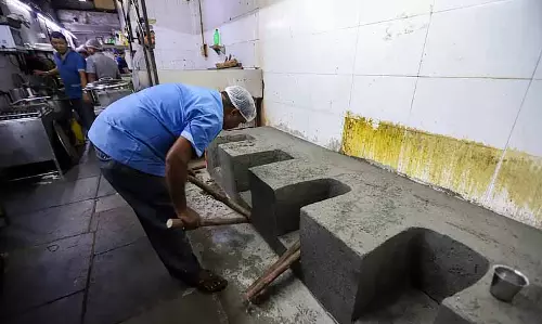 Chennai में खाने की दुकानों ने लीनियर मेन्यू और लकड़ी के स्टोव में टेम्पररी सॉल्यूशन ढूंढा Chennai में खाने की दुकानों ने लीनियर मेन्यू और लकड़ी के स्टोव में टेम्पररी सॉल्यूशन ढूंढा