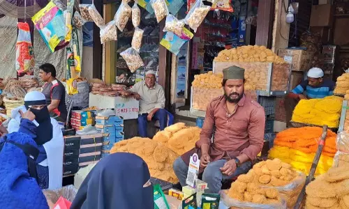 Farrukhabad: ईद से पहले बाजारों में चहल-पहल, दुकानों पर उमड़े लोग