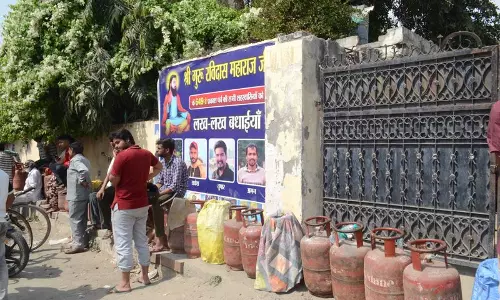 LPG बुकिंग सिस्टम फेल होने से करनाल में अफरा-तफरी, गैस एजेंसियों पर लगी लाइनें LPG बुकिंग सिस्टम फेल होने से करनाल में अफरा-तफरी, गैस एजेंसियों पर लगी लाइनें