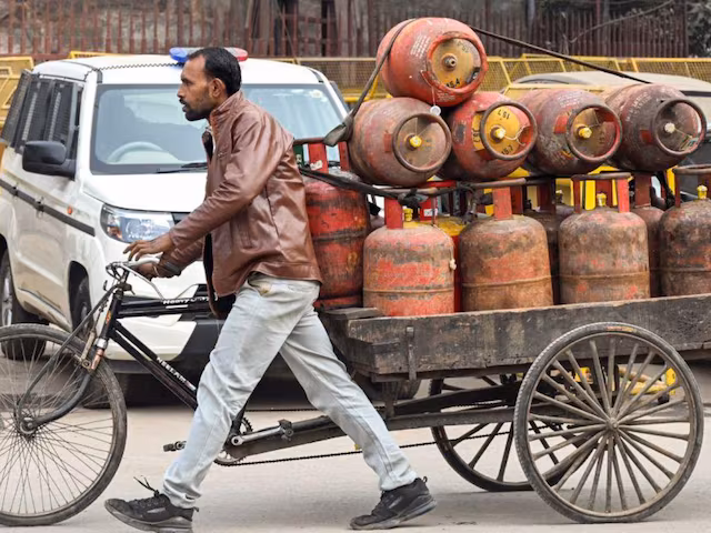 Farrukhabad: गैस एजेंसियों के IVRS नंबर बंद होने से बुकिंग प्रभावित Farrukhabad: गैस एजेंसियों के IVRS नंबर बंद होने से बुकिंग प्रभावित