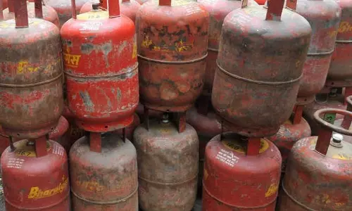 AAP का दावा, कई जिलों में कमर्शियल LPG सप्लाई रुकी