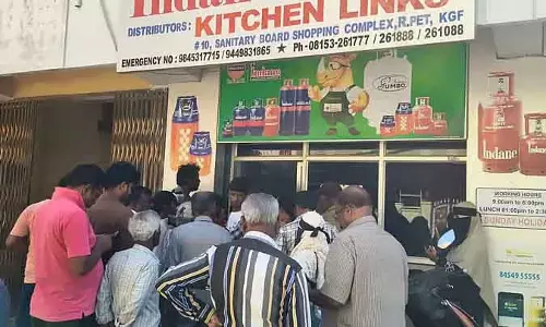 Karnataka : रसोई गैस ऊँची कीमतों पर बिक रही है