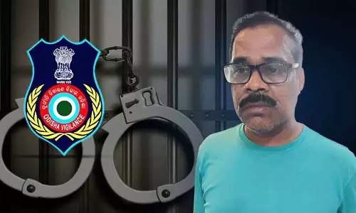 Kantapara तहसीलदार को करोड़ों की आय से अधिक संपत्ति जमा करने के आरोप में गिरफ्तार Kantapara तहसीलदार को करोड़ों की आय से अधिक संपत्ति जमा करने के आरोप में गिरफ्तार